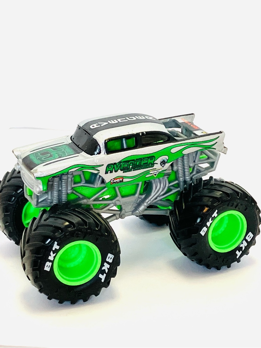 Monster Jam Avenger Die Cast Monster Truck 1:64 Read BKT Tires